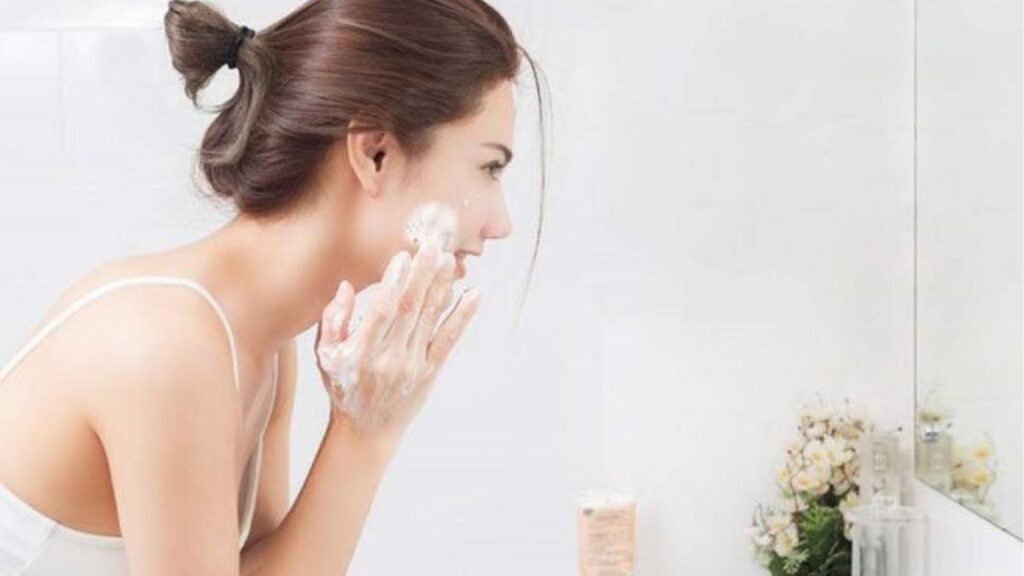 Sáu bước dùng dầu tẩy trang đúng cách từ massage trên da khô đến nhũ hóa và rửa sạch