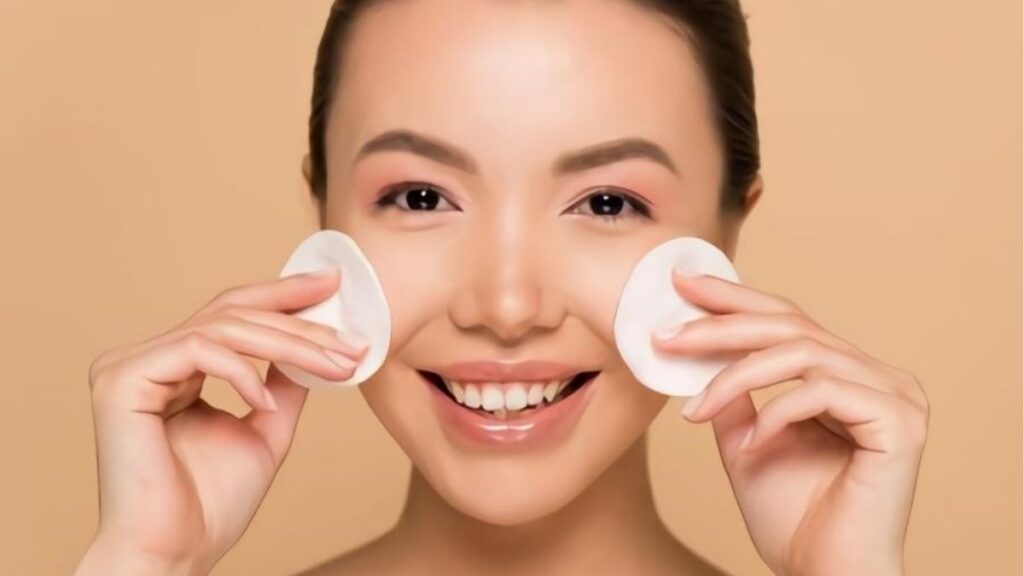 Sáu bước dùng nước tẩy trang đúng cách để giảm ma sát trên da