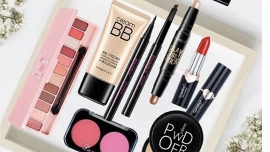 Đồ Trang Điểm Gồm Những Gì? Các Nhóm Mỹ Phẩm Makeup Cơ Bản 1 Bộ đồ trang điểm cơ bản cho người mới gồm nền, chân mày, má hồng, mascara, son và dụng cụ