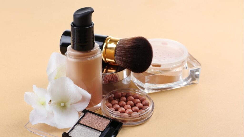 Đồ Trang Điểm Gồm Những Gì? Các Nhóm Mỹ Phẩm Makeup Cơ Bản 2 Các nhóm đồ trang điểm cơ bản gồm makeup nền, má, mắt, chân mày, môi và dụng cụ