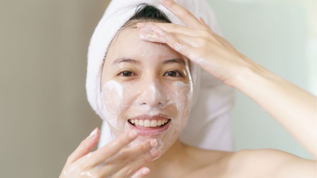 Sữa Rửa Mặt Là Gì? Cách Chọn Cleanser Phù Hợp Với Da 2 Cơ chế surfactant trong sữa rửa mặt giúp loại bỏ dầu thừa và bụi bẩn khỏi da