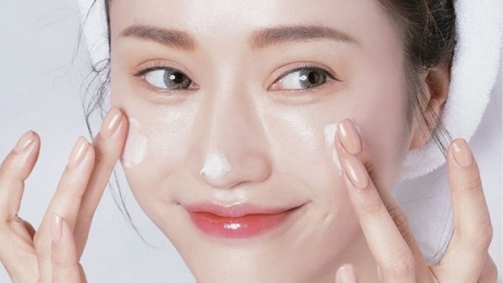 Ba giai đoạn nhũ hóa dầu tẩy trang từ dầu trong đến dạng trắng sữa