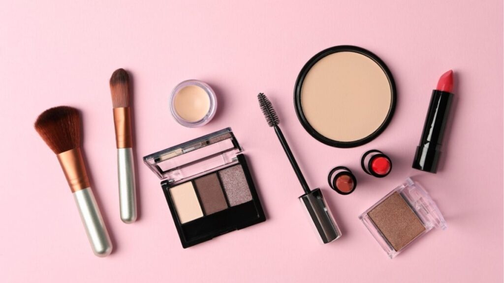 Đồ Trang Điểm Gồm Những Gì? Các Nhóm Mỹ Phẩm Makeup Cơ Bản 7 Bộ đồ trang điểm cơ bản cho người mới gồm nền, chân mày, má hồng, mascara, son và dụng cụ