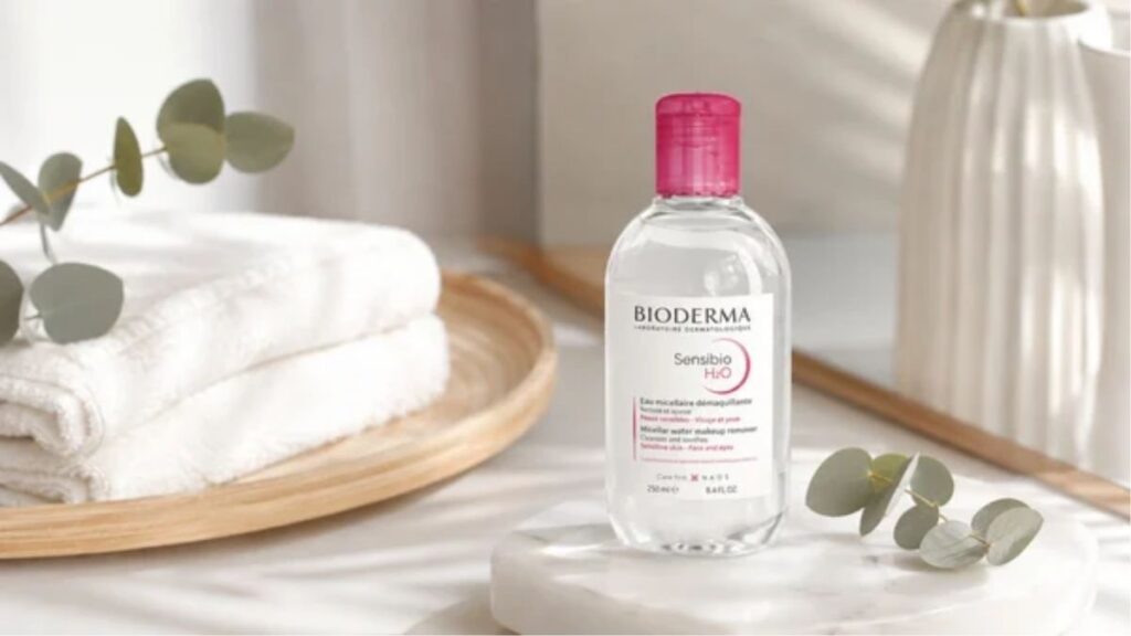 Micellar water làm sạch makeup nhẹ tốt hơn mascara và eyeliner waterproof