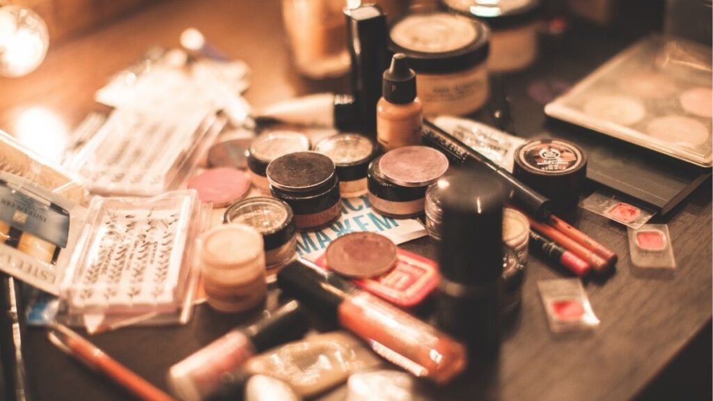 Đồ Trang Điểm Gồm Những Gì? Các Nhóm Mỹ Phẩm Makeup Cơ Bản 8 So sánh finish kem nền matte, satin và dewy khi chọn đồ trang điểm