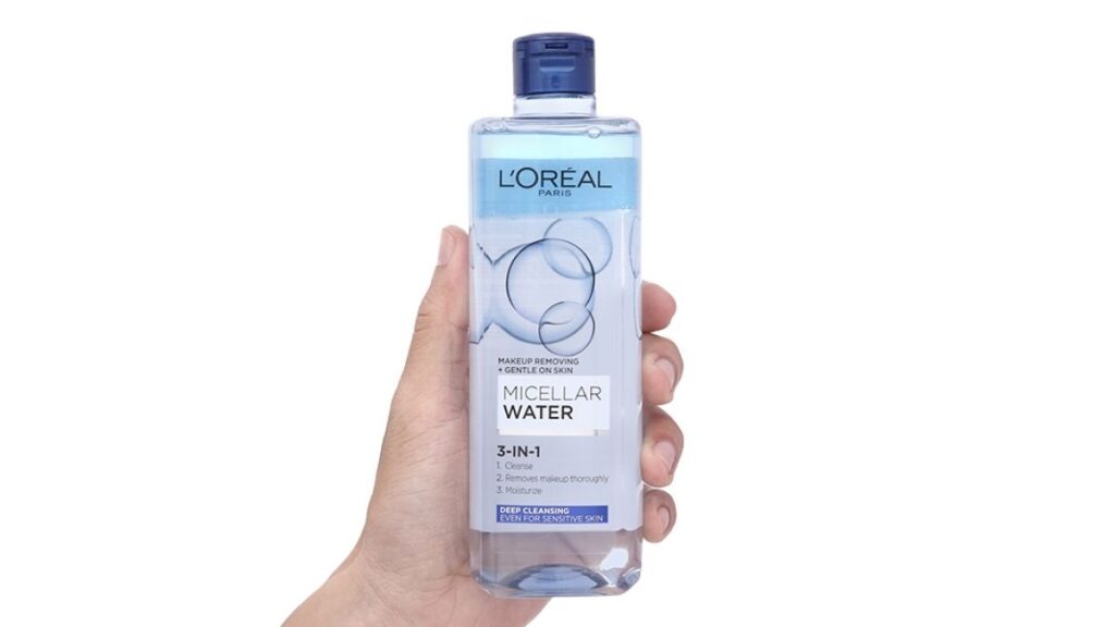So sánh micellar water và dầu tẩy trang theo cách dùng và khả năng làm sạch makeup