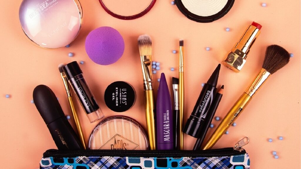 Đồ Trang Điểm Gồm Những Gì? Các Nhóm Mỹ Phẩm Makeup Cơ Bản 9 Thứ tự makeup cơ bản từ chuẩn bị da, đánh nền đến trang điểm mắt, má và môi