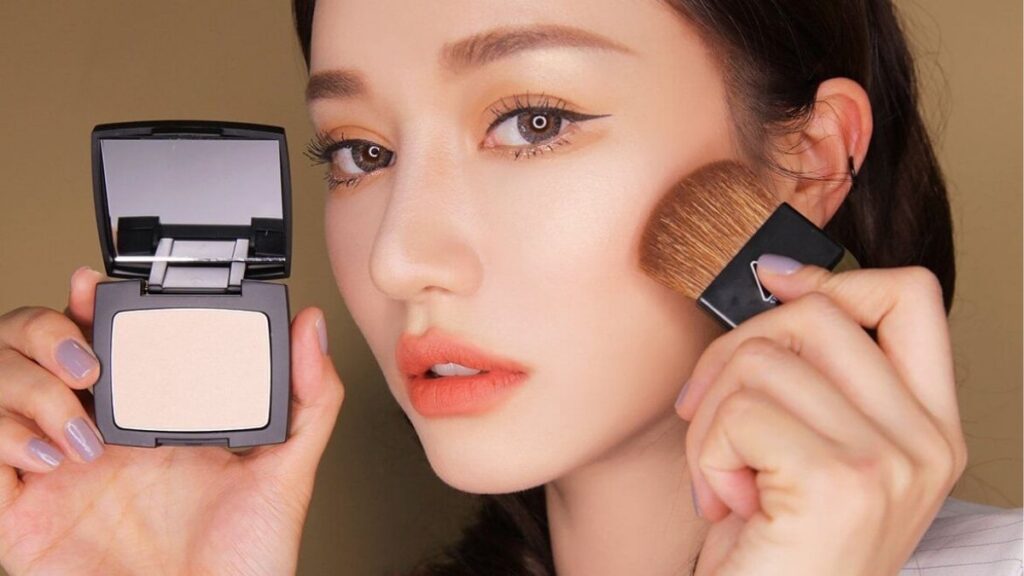 Các Bước Trang Điểm Cơ Bản Cho Người Mới Theo Đúng Thứ Tự 5 Vị trí phủ phấn cho da dầu, da khô và da hỗn hợp khi trang điểm