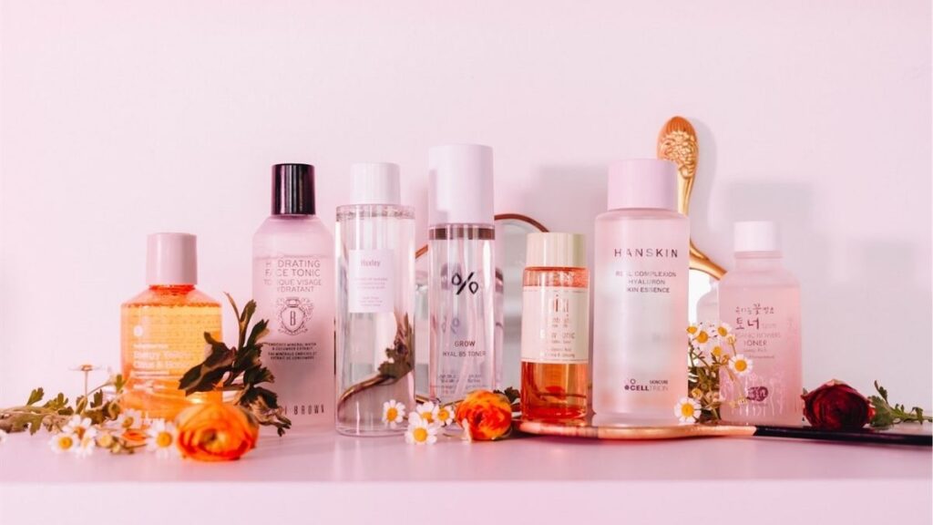 Các loại toner phổ biến gồm hydrating, soothing, exfoliating, astringent và treatment toner